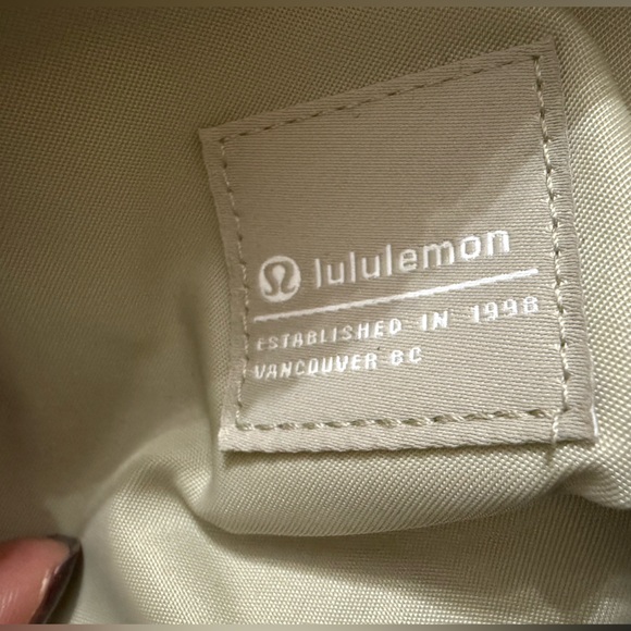 Lululemon All Day Essentials Belt Bag - NWT - Picture 3 of 9